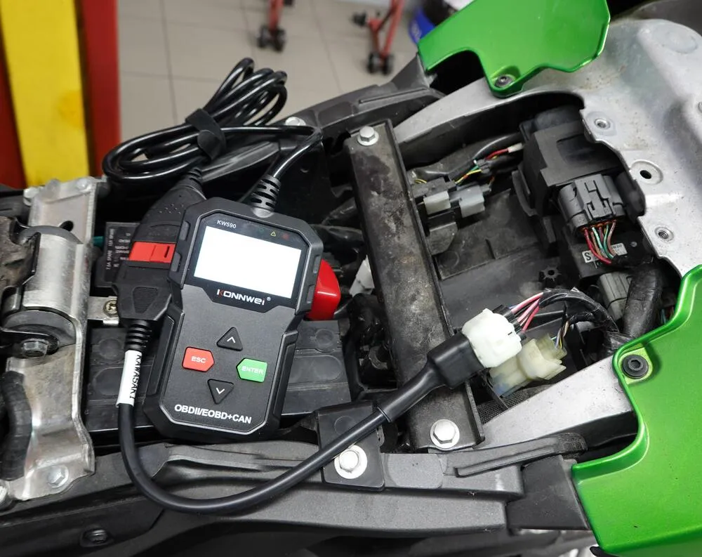 Konnwei-KW590-OBD2-Scanner-Fehlercode-Diagnosegeraet-am-Motorrad Konnwei KW590 OBD2 Scanner Fehlercode Diagnosegerät - Auto / Motorrad / Roller