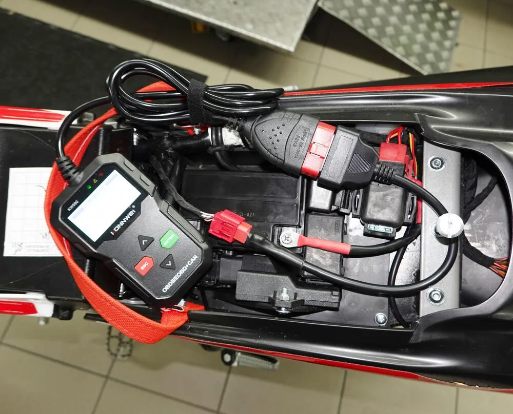 Konnwei-KW590-OBD2-Scanner-Fehlercode-Diagnosegeraet-am-Motorrad-2 Konnwei KW590 OBD2 Scanner Fehlercode Diagnosegerät - Auto / Motorrad / Roller
